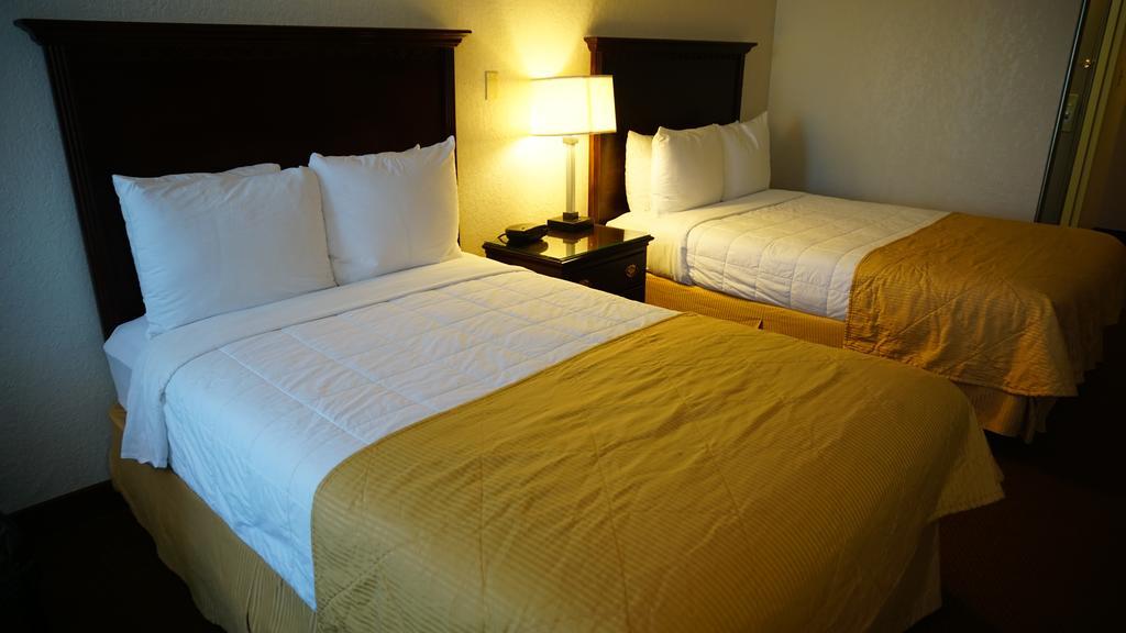 Hotel Ramada By Wyndham Wichita Airport Exterior foto