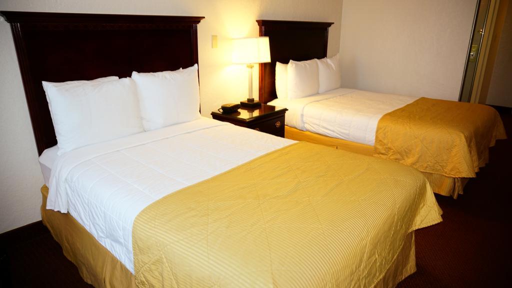 Hotel Ramada By Wyndham Wichita Airport Habitación foto
