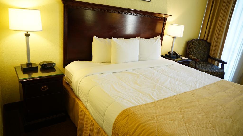 Hotel Ramada By Wyndham Wichita Airport Habitación foto