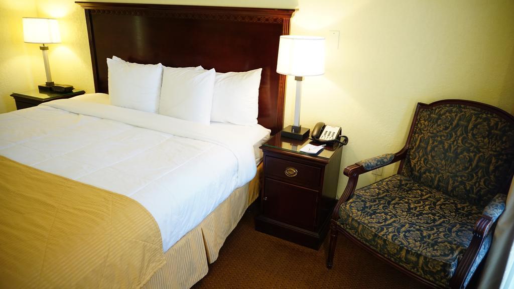 Hotel Ramada By Wyndham Wichita Airport Habitación foto