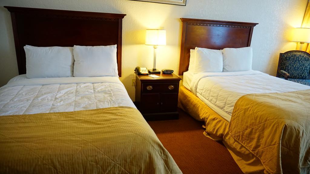 Hotel Ramada By Wyndham Wichita Airport Habitación foto