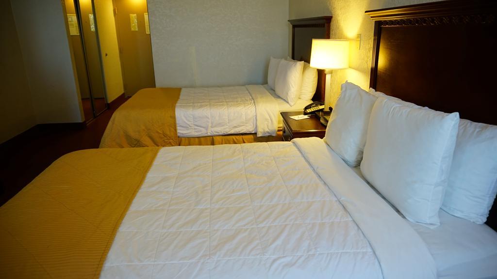 Hotel Ramada By Wyndham Wichita Airport Exterior foto