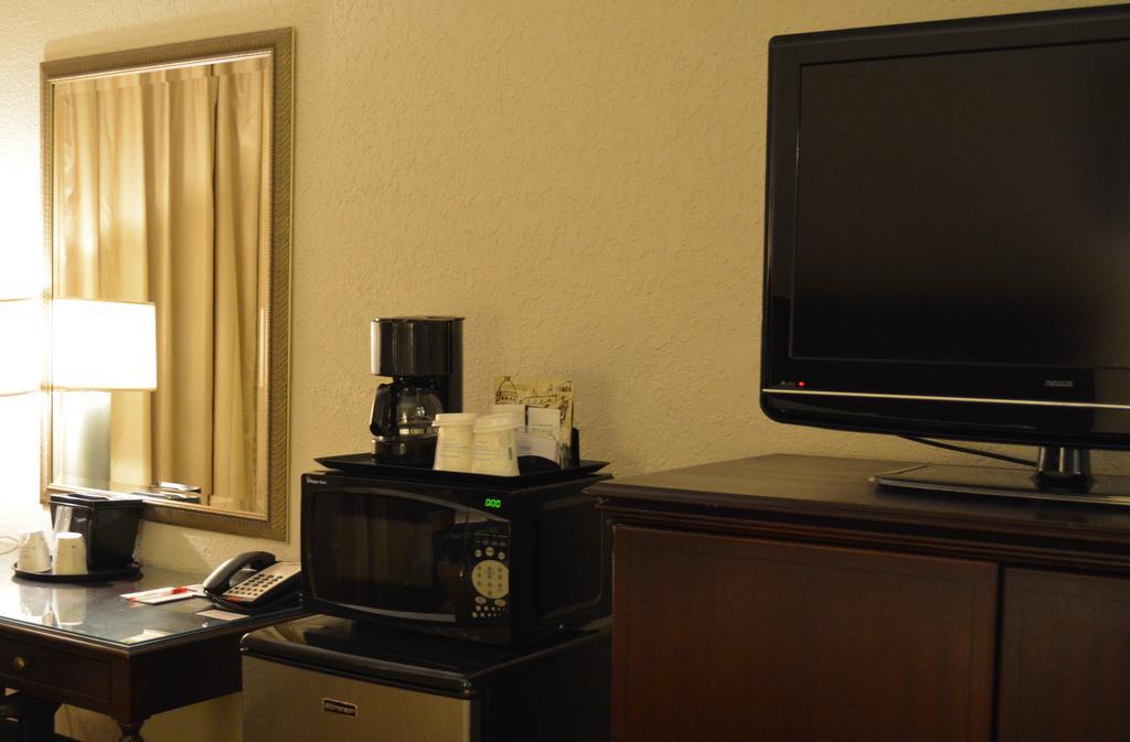 Hotel Ramada By Wyndham Wichita Airport Exterior foto