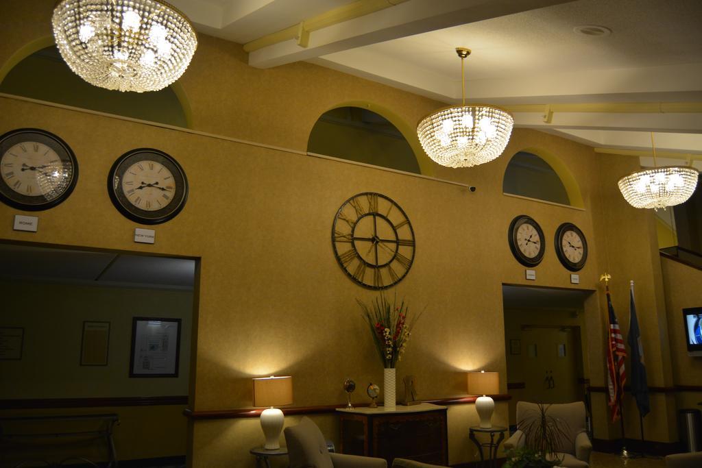 Hotel Ramada By Wyndham Wichita Airport Exterior foto