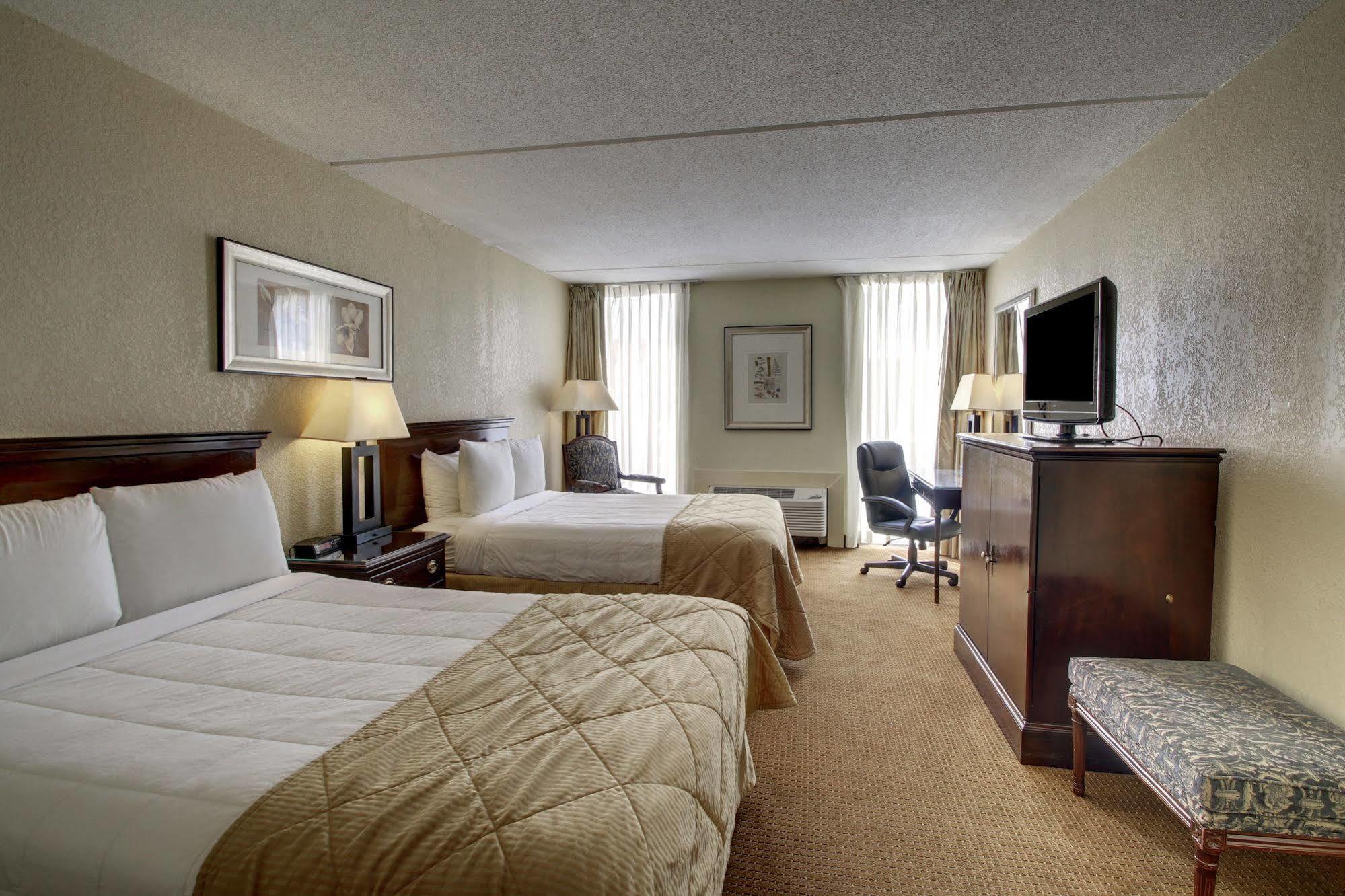 Hotel Ramada By Wyndham Wichita Airport Exterior foto