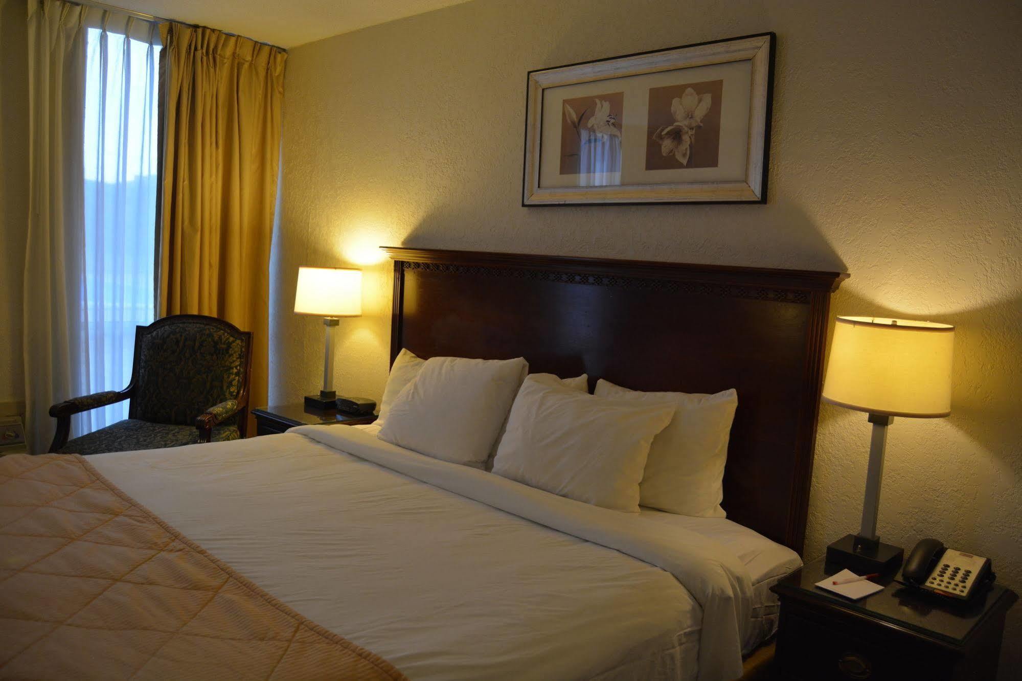 Hotel Ramada By Wyndham Wichita Airport Exterior foto