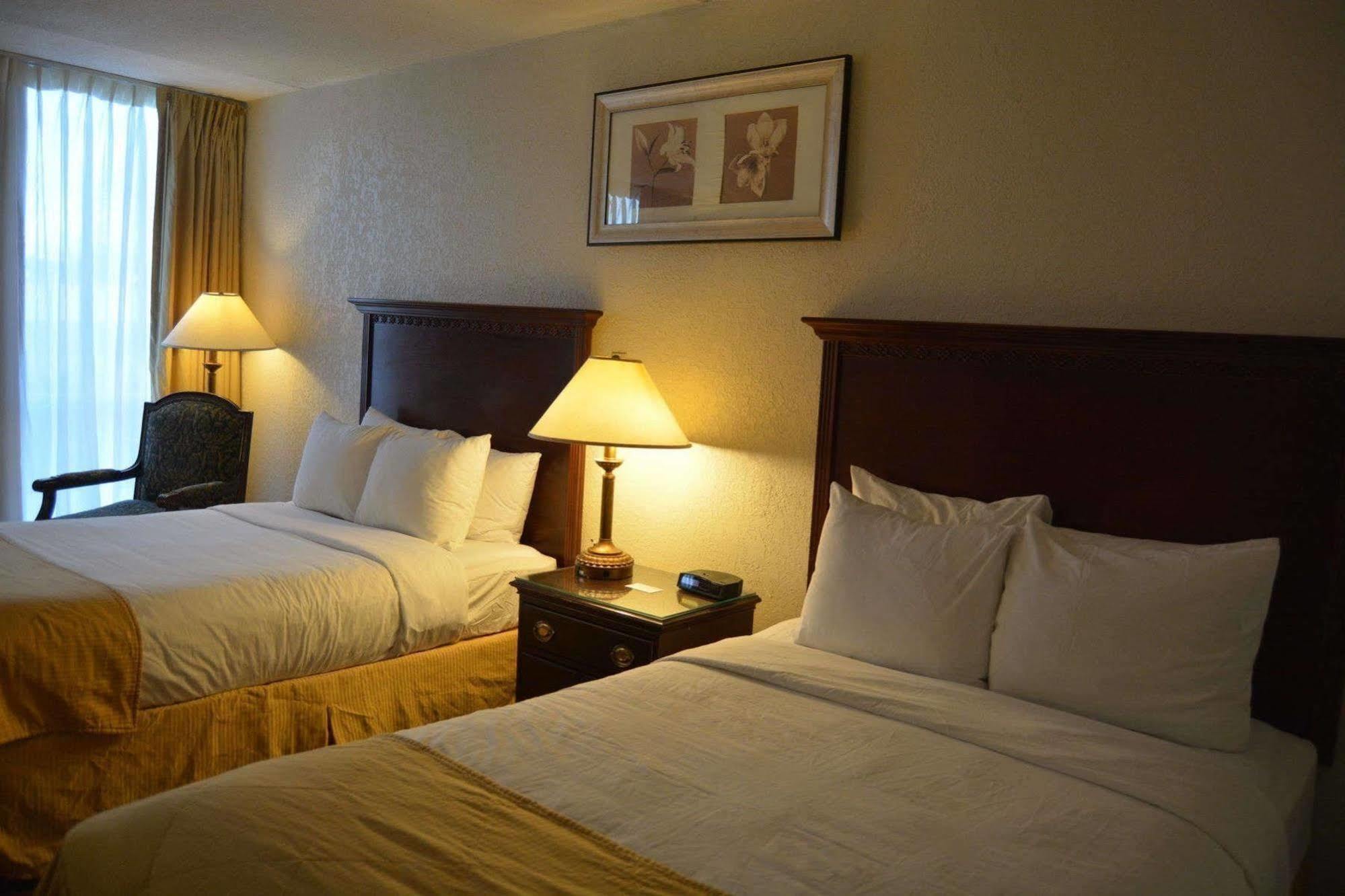 Hotel Ramada By Wyndham Wichita Airport Exterior foto