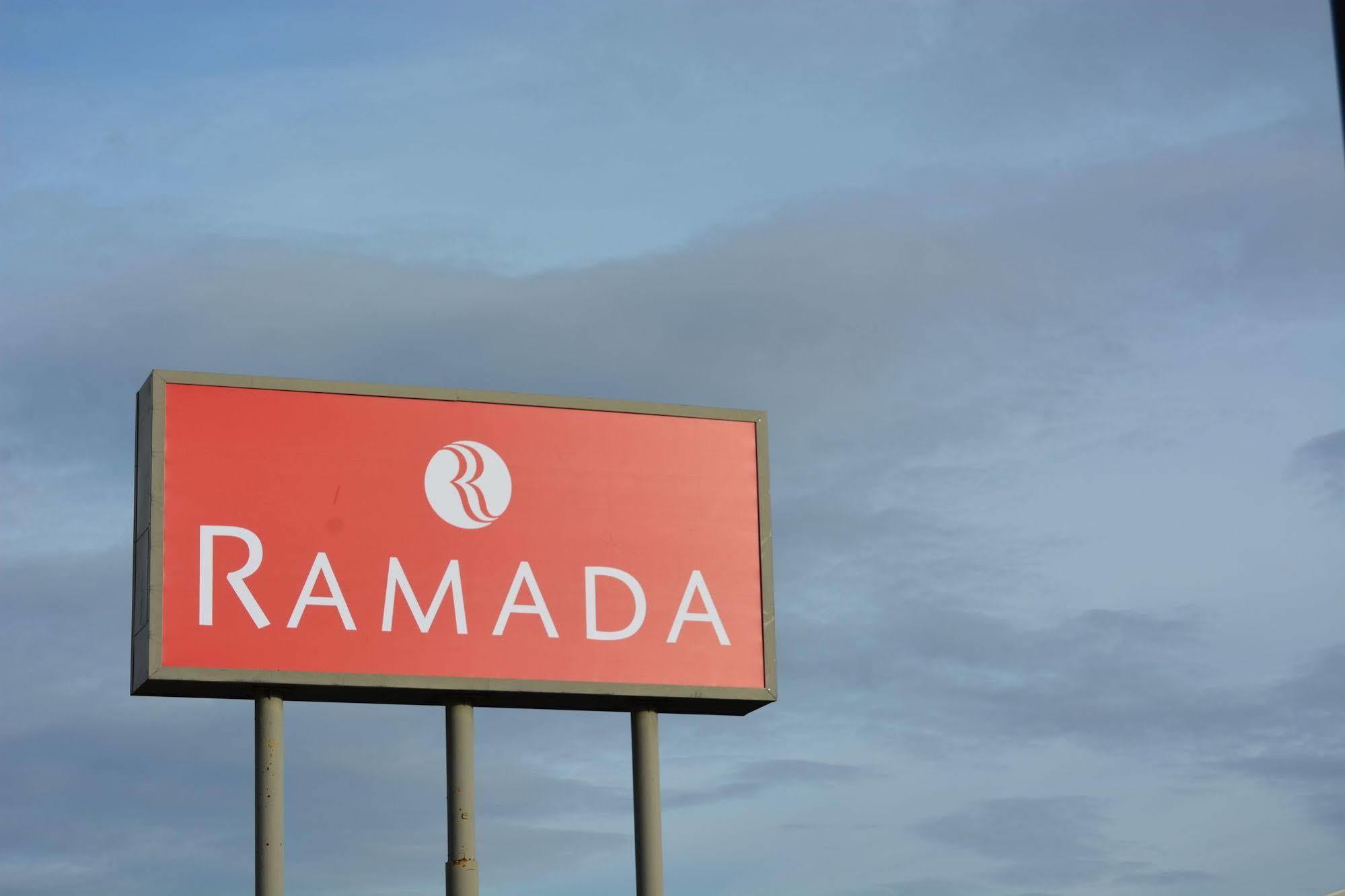 Hotel Ramada By Wyndham Wichita Airport Exterior foto